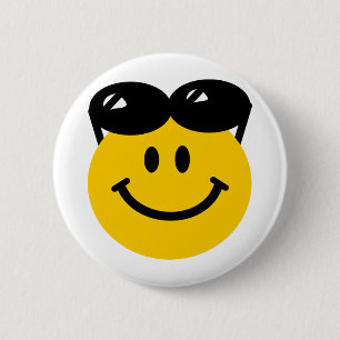 Badge Rond 5 Cm Lunettes de soleil étées perché sur le visage