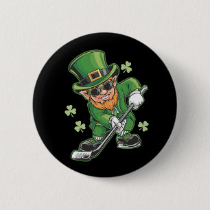 Badge Rond 5 Cm Lutin jouant au hockey St Patrick's Day Irlandais