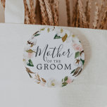 Badge Rond 5 Cm Magnolia Élégante pour la Mère du Marié à la Baby<br><div class="desc">Ce bouton élégant de magnolia pour la mère du marié à la baby shower est parfait pour une douche de mariage moderne et chic. Le design floral doux présente des pivoines roses aquarelles, de magnifiques fleurs de magnolia blanches et du coton avec des feuilles dorées et vertes dans un arrangement...</div>