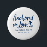 Badge Rond 5 Cm Mariage Thème Marin Anchored In Love<br><div class="desc">Célébrez votre mariage avec ce bouton "Anchored in Love" comportant vos noms et date de mariage. Parfait pour les enterrements de vie de jeune fille sur la plage et les douches de mariée !</div>