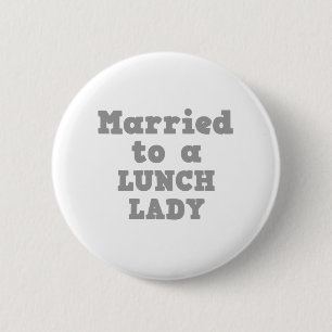BADGE ROND 5 CM MARIÉ À UNE DAME DE LA CAFÉTÉRIA
