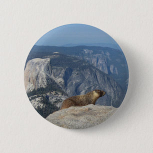 Badge Rond 5 Cm Marmotte surplombant la Demi-Dôme de nuages Repos 