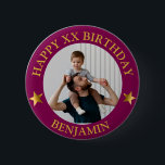 Badge Rond 5 Cm Maroon d'or personnalisé Joyeux anniversaire photo<br><div class="desc">Photo d'anniversaire et nom d'âge personnalisés</div>