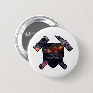 Badge Rond 5 Cm Marteau de géologue et logo de coulée de lave