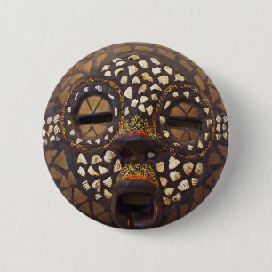 Badge Rond 5 Cm Masque africain avec des coquilles de cauri