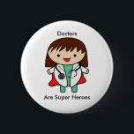 Badge Rond 5 Cm Médecins Super Héros Femme Personnaliser<br><div class="desc">Un design d'une femme médecin super héros avec un stéthoscope et cape. Le texte dit,  "Les médecins sont de super héros" dans la typographie populaire. Tout le texte peut être modifié et personnalisé pour répondre à vos besoins !</div>