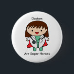 Badge Rond 5 Cm Médecins Super Héros Femme Personnaliser<br><div class="desc">Un design d'une femme médecin super héros avec un stéthoscope et cape. Le texte dit,  "Les médecins sont de super héros" dans la typographie populaire. Tout le texte peut être modifié et personnalisé pour répondre à vos besoins !</div>