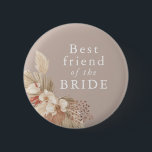 Badge Rond 5 Cm Meilleure amie de la mariée Boho herbe de Pampas<br><div class="desc">Un souvenir de mariage pour la meilleure amie de la mariée avec des tons neutres et du feuillage d'herbe de pampas.</div>
