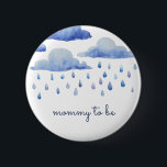 Badge Rond 5 Cm Membre de la famille personnalisée du Baby shower<br><div class="desc">Créez vos propres boutons de membres personnalisés de famille de nuages d'aquarelle personnalisés Baby shower à l'aide de ces modèles par Cali Graphics. Ce baby shower mignon est décoré de nuages d'aquarelle et de gouttes de pluie et d'élégante typographie. Customisez ces boutons en cliquant sur "Personnaliser" et entrez votre texte...</div>
