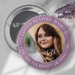 Badge Rond 5 Cm Memorial Love Beyond Words Élégant Photo Chic<br><div class="desc">Ce design simple et classique est composé de typographie serif et d'ajouter une photo personnalisée. "Aimé au-delà des mots,  manqué au-delà de toute mesure"</div>