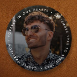 Badge Rond 5 Cm Mémorial moderne | Funeral Keepsaké Tribute Photo<br><div class="desc">Bouton funéraire simple et moderne pour célébrer la vie de votre être cher dans un style moderne minimaliste. Le design peut être facilement personnalisé avec votre propre photo et texte pour créer un hommage spécial pour les funérailles, le mémorial ou la célébration de la vie de votre être aimé. L'image...</div>