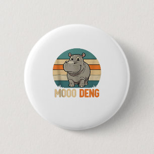 Badge Rond 5 Cm Mens Moo Deng_ Adorable Baby Hippo, Retro Sunset T