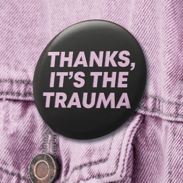 Badge Rond 5 Cm Merci C'est le Trauma Womens Pink Black Slogan (Mockup of pin on denim jacket)