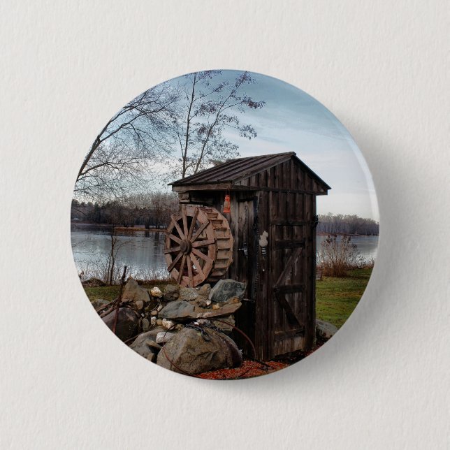 Badge Rond 5 Cm Milling about the old outhouse (Devant)