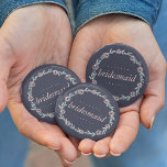 Badge Rond 5 Cm Minuit Bleue, rose pâle, rose vif et bonne demoise<br><div class="desc">Identifiez les joueurs clés de votre douche nuptiale avec nos boutons floraux chics et doux. Le design "Bridesmaid" est composé d'un arrière - plan bleu nuit et d'une couronne de fleurs rose pâle et de feuilles vert sauge.</div>