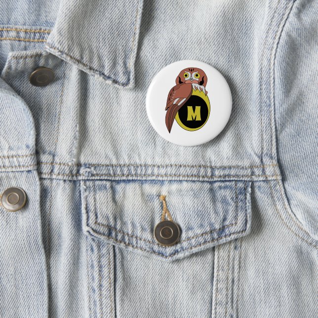 Badge Rond 5 Cm Monogramme de Chouette de l'Est (En situation)