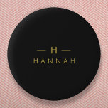 Badge Rond 5 Cm Monogramme Noir | Élégant minimaliste moderne<br><div class="desc">Un design simple et élégant monogramme personnalisé dans une typographie minimaliste dorée moderne sur un arrière - plan noir off. Les initiales et le nom du monogramme peuvent facilement être personnalisés avec la ligne de fonction pour rendre un design aussi unique que vous êtes! Le cadeau ou accessoire sur mesure...</div>