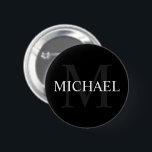 Badge Rond 5 Cm Monogramme personnalisé et nom noir<br><div class="desc">Monogramme personnalisé et Name Giftfeatures nom personnalisé en blanc et monogramme en gris comme arrière - plan, dans le style de police serif classique, sur arrière - plan noir. Parfait comme cadeau de vacances, faveurs de la réunion familiale, merci cadeau pour les groomsmen et cadeau pour toutes les occasions spéciales....</div>