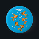 Badge Rond 5 Cm Morceau de poisson rouge orange mignon sur dessin<br><div class="desc">Ce design amusant présente des caractéristiques de poisson rouge orange vif sur un arrière - plan de bulles bleues. Le tout dans un joyeux style de dessin animé !</div>