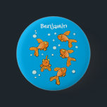 Badge Rond 5 Cm Morceau de poisson rouge orange mignon sur dessin<br><div class="desc">Ce design amusant présente des caractéristiques de poisson rouge orange vif sur un arrière - plan de bulles bleues. Le tout dans un joyeux style de dessin animé !</div>