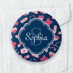 Badge Rond 5 Cm Motif rose et bleu d'infirmière avec monogramme<br><div class="desc">Design de modèle sur le thème de l'infirmière en rose,  blanc et bleu marine,  avec une étiquette quadrilobe bleu et blanc avec un modèle de lettre / nom initial de monogramme. Un joli design féminin qui est parfait pour célébrer une infirmière spéciale pendant la semaine des infirmières.</div>