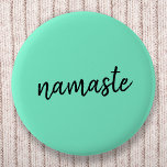 Badge Rond 5 Cm Namaste | Neo Mint Green Moderne Yoga Spirituel<br><div class="desc">Simple et élégant "namaste" cite le design d'art dans la typographie manuscrite minimaliste moderne sur un arrière - plan vert menthe. Le slogan peut facilement être personnalisé avec vos propres mots pour un cadeau parfait pour un lapin de yoga ou pilate amoureux! Namasté signifie littéralement "salutations à vous". Dans les...</div>
