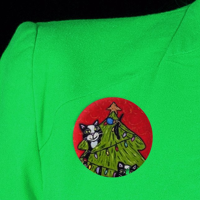 Badge Rond 5 Cm Naughty Cats Escalade dans l'arbre de Noël (Naughty cats in decorated Christmas tree with star and lights on red round pin back button.)