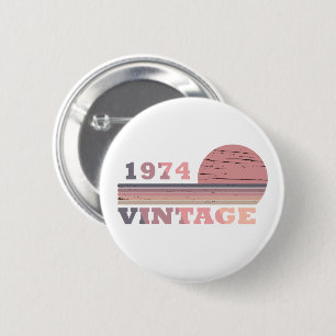 Badge Rond 5 Cm né en 1974 vintage anniversaire rose et violet