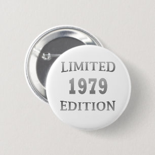 Badge Rond 5 Cm né en 1979 édition limitée anniversaire