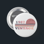 Badge Rond 5 Cm né en 1987 vintage anniversaire rose et violet<br><div class="desc">Vous pouvez ajouter un peu d'originalité à votre garde-robe avec ce coucher de soleil de couleur violet et rose moderne et élégant design d'anniversaire rétro vintage avec une police de typographie impressionnante lettrage, c'est une idée de cadeau pour les femmes, les épouses et les petites amies qui aimeront cette oeuvre...</div>