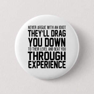 Badge Rond 5 Cm Ne jamais discuter avec un idiot, ils vous traîne