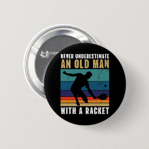 Badge Rond 5 Cm Ne sous-estimez jamais un vieil homme avec un pick