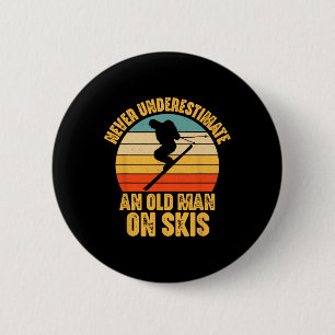 Badge Rond 5 Cm Ne sous-estimez jamais un vieil homme sur des skis