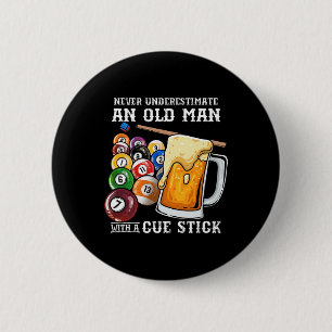 Badge Rond 5 Cm Ne Sous-Estimez Jamais Un Vieux Homme Avec Un Bâto