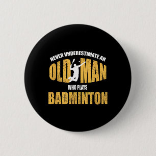 Badge Rond 5 Cm Ne Sous-Estimez Jamais Un Vieux Homme Jouant À Dmi