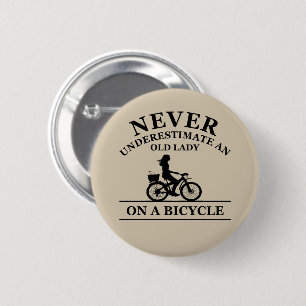 Badge Rond 5 Cm Ne sous-estimez jamais une vieille dame à vélo