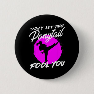 Badge Rond 5 Cm Ne vous laissez pas tromper par la queue de cheval