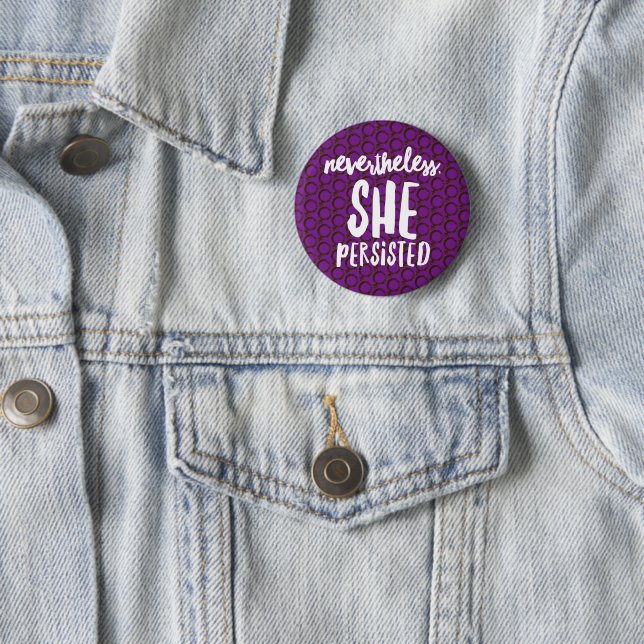 Badge Rond 5 Cm Néanmoins, Elle Persistait Violet Forte Femme (En situation)
