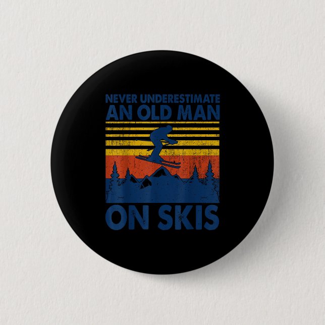 Badge Rond 5 Cm Never Underestimate An Old Man On Skis Funny Winte (Devant)