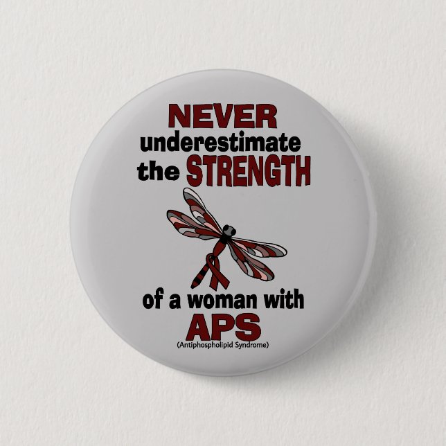 Badge Rond 5 Cm Never Underestimate...Woman/Dragonfly...APS (Devant)