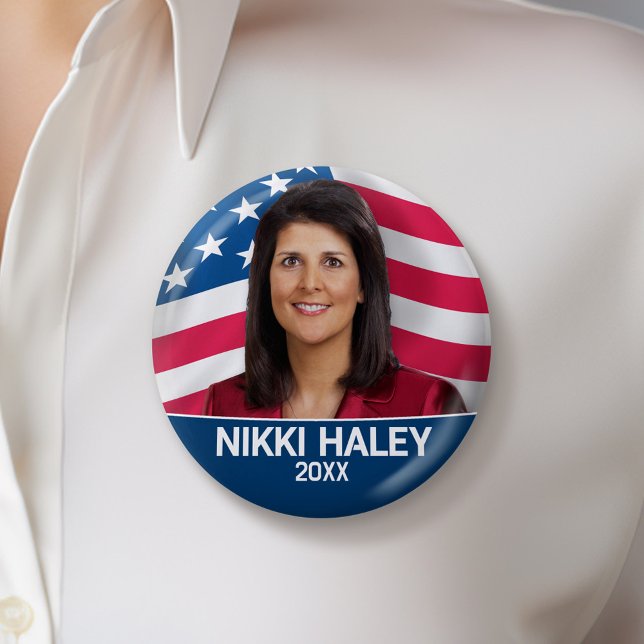 Badge Rond 5 Cm Nikki Haley - Photo de campagne avec drapeau améri (Nikki Haley Campaign Button - Great Rally button for the Next Election)