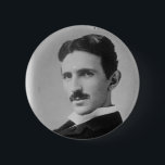 Badge Rond 5 Cm Nikola Tesla Portrait<br><div class="desc">Nikola Tesla (10 juillet 1856 - 7 janvier 1943) était un inventeur serbe-américain,  ingénieur électrique,  ingénieur mécanique,  physicien et futuriste surtout connu pour ses contributions à la conception du système d'alimentation électrique à courant alternatif moderne (courant alternatif).</div>