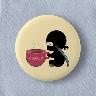 Badge Rond 5 Cm Ninja minuscule avec une grande tasse de café sur