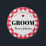 Badge Rond 5 Cm Nom de la chambre de Mariage campagnard rouge En v<br><div class="desc">Une façon amusante d'aider une famille de mixeurs à savoir qui est, ces broches de marque rouge et blanc en vichy plaid de mariage sont un ajout facile aux sacs d'accueil invités, les tables d'entrée de dîner répétition, les cadeaux de fête de fiançailles et plus encore. Donne-en un au marié,...</div>