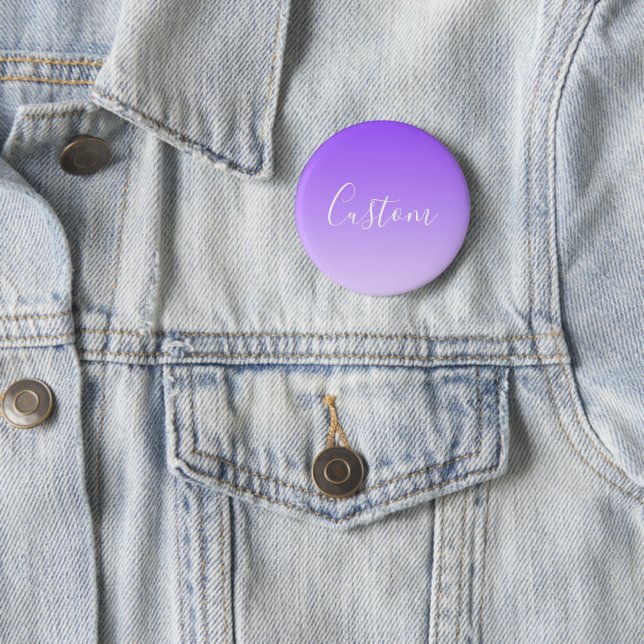Badge Rond 5 Cm Nom de script cursif & ombre violet clair modifiab (En situation)