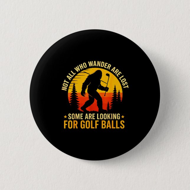 Badge Rond 5 Cm Not All Who Wander Are Lost Funny Bigfoot Golfing  (Devant)