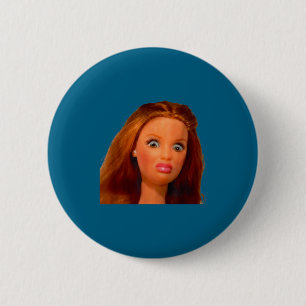 Badge Rond 5 Cm Nouveau mème de visage de poupée en détresse drôle