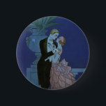 Badge Rond 5 Cm Nouveaux mariés de style Art déco vintage, Oui par<br><div class="desc">Illustration vintage image art déco d'amour et de romance avec un homme et une femme vêtus d'une tenue formelle danse dans la salle de bal au clair de lune ; elle est dans une robe de mariée élégante ressemblant à une fleur avec des pétales et il est dans son meilleur...</div>