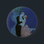 Badge Rond 5 Cm Nouveaux mariés de style Art déco vintage, Oui par<br><div class="desc">Illustration vintage image art déco d'amour et de romance avec un homme et une femme vêtus d'une tenue formelle danse dans la salle de bal au clair de lune ; elle est dans une robe de mariée élégante ressemblant à une fleur avec des pétales et il est dans son meilleur...</div>