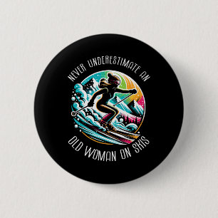 Badge Rond 5 Cm N'undermettez Jamais Une Vieille Femme Sur Des Ski
